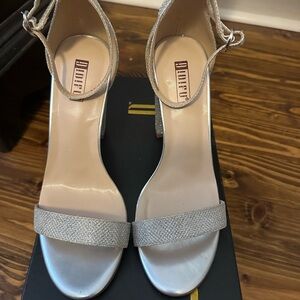 IDIFU women’s  Size 8.5 Ankle Strap Heeled Silver Shoes